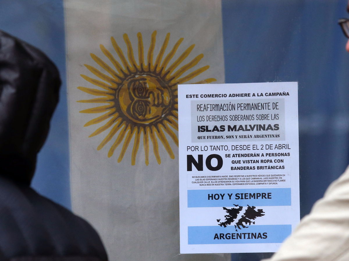 Un local neuquino les niega atención a quienes lleven banderas británicas en su ropa
