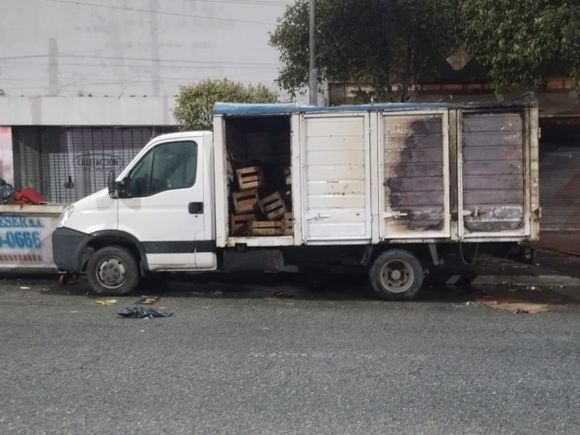 Detuvieron a un hombre por provocar un incendio en un camión estacionado