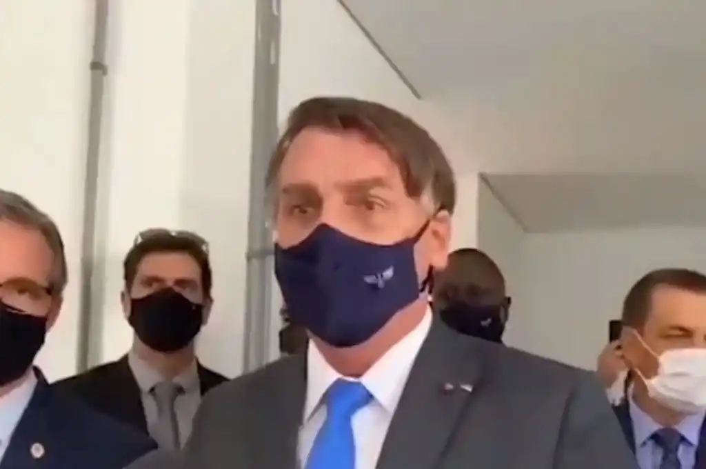 Bolsonaro insultó a una periodista que le preguntó sobre el uso de la mascarilla