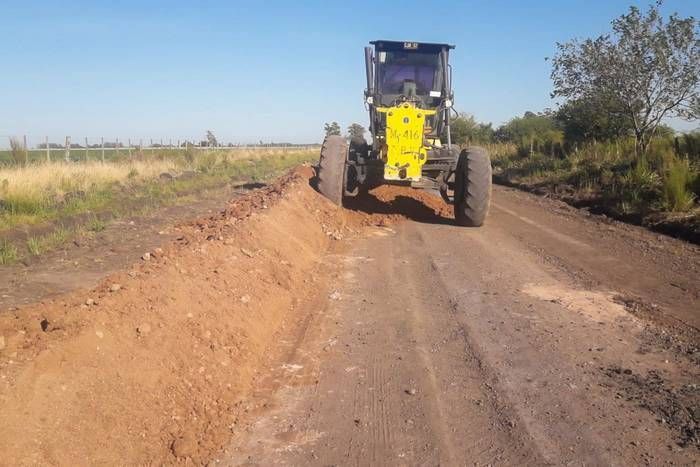 Vialidad trabaja en la reposición de broza en la Ruta provincial Nº 37