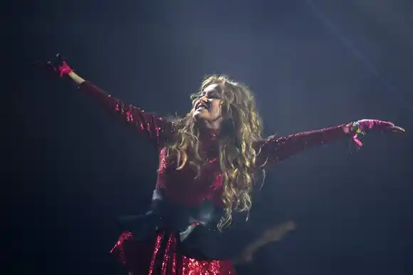 ¡ASCOOO! Pillan a Paulina Rubio haciendo sus necesidades en el mar (Video)