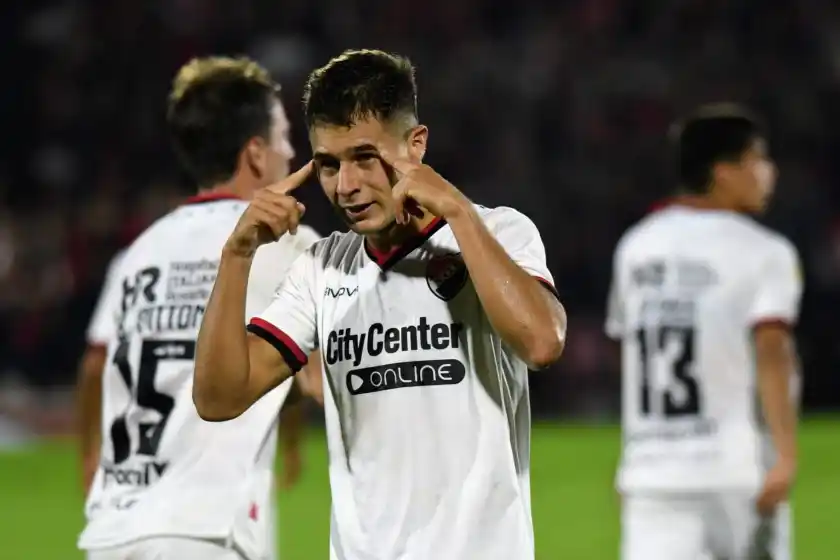 Con doblete de Sordo, Newell’s derrotó a Arsenal en el Coloso