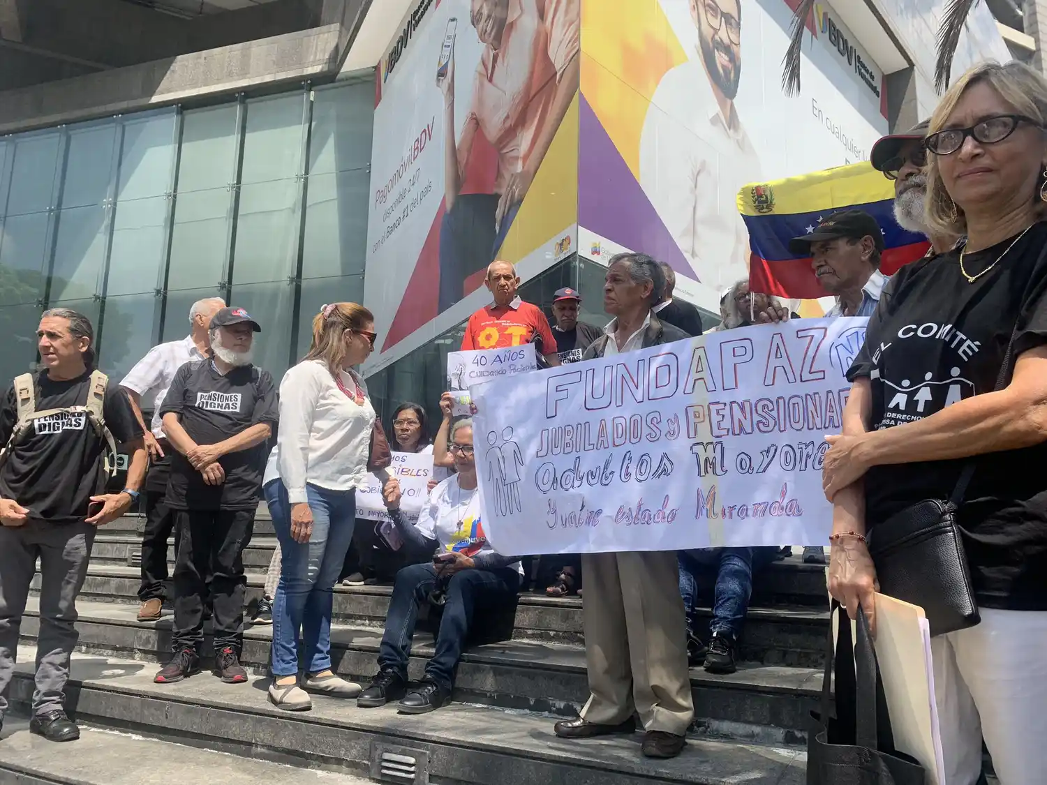 ABUELOS piden una «PENSIÓN DIGNA»: protesta en la sede de la ONU