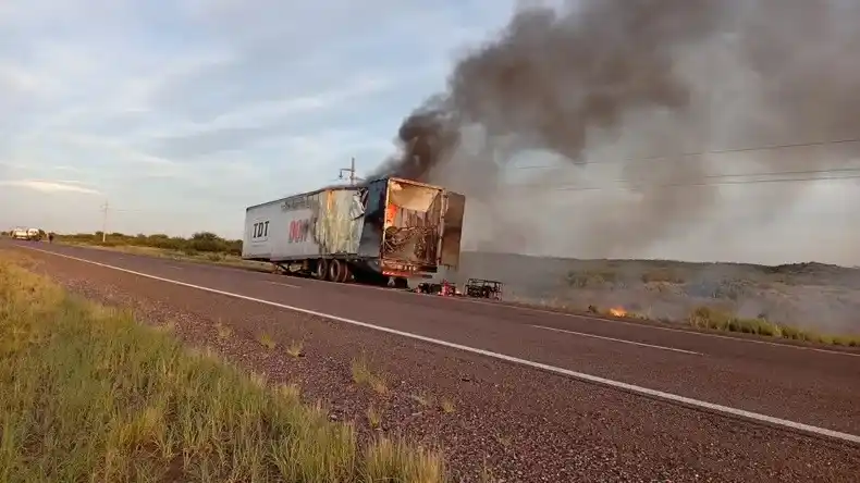 En conductor, oriundo de San Luis, logró salir a tiempo y no sufrió heridas graves. Foto: Gentileza.