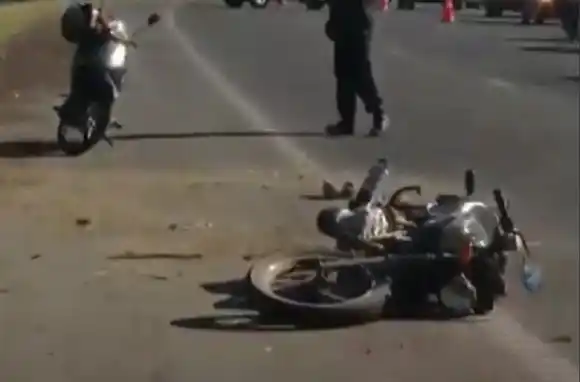 Un motociclista herido y un choque en cadena en dos accidentes diferentes en Circunvalación