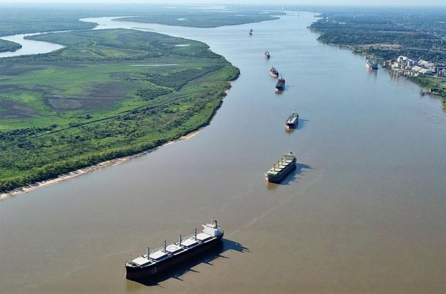 Un barco varado colapsó la hidrovía del Paraná durante doce horas