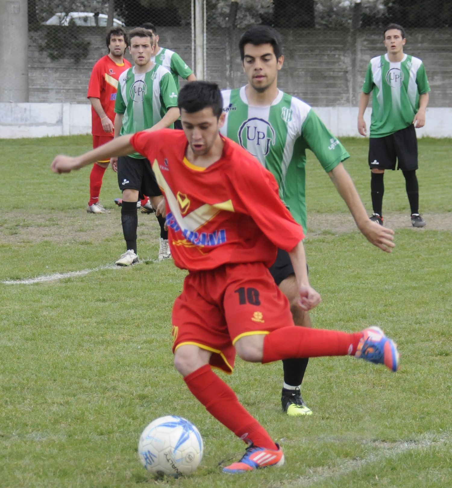 Casco, en un partido entre Villa Aguirre y Excursionistas.