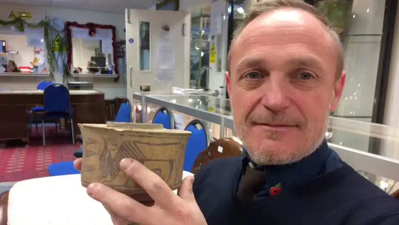 Usó por años una vasija para guardar su cepillo de dientes y descubrió que tenía 4.000 años