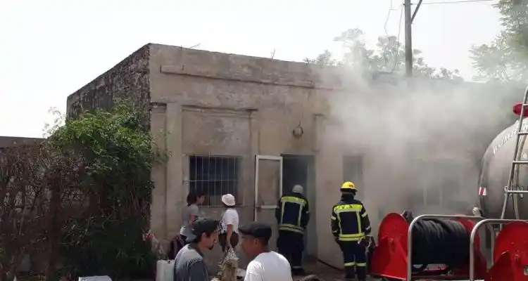 Arduo trabajo para sofocar incendio en Ansaloni al 500