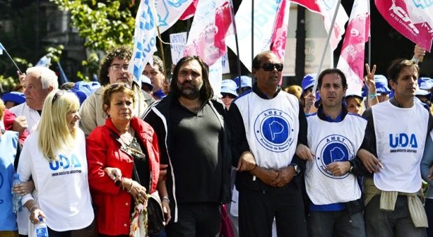 Docentes cumplen el segundo día de paro en la Provincia