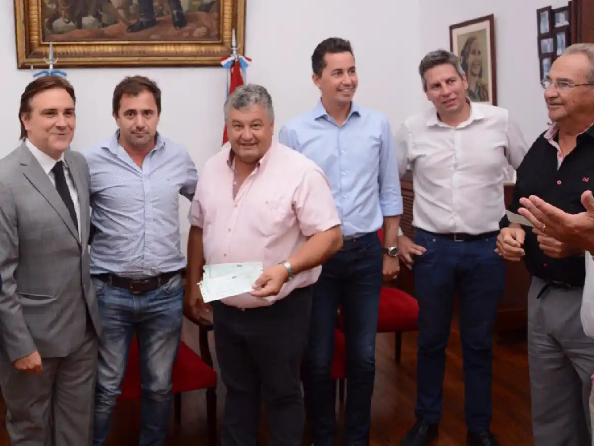 Llaryora entregó $ 5 millones a  consorcios canaleros de San Justo 