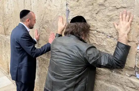 Javier Milei llegó a Israel: pasó por el Muro de los Lamentos y se reunirá con Netanyahu