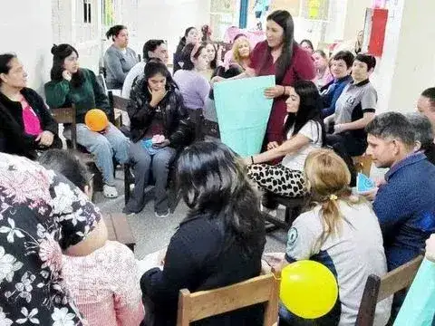 Promueven en una escuela nocturna la 
toma de conciencia sobre el cáncer de mama