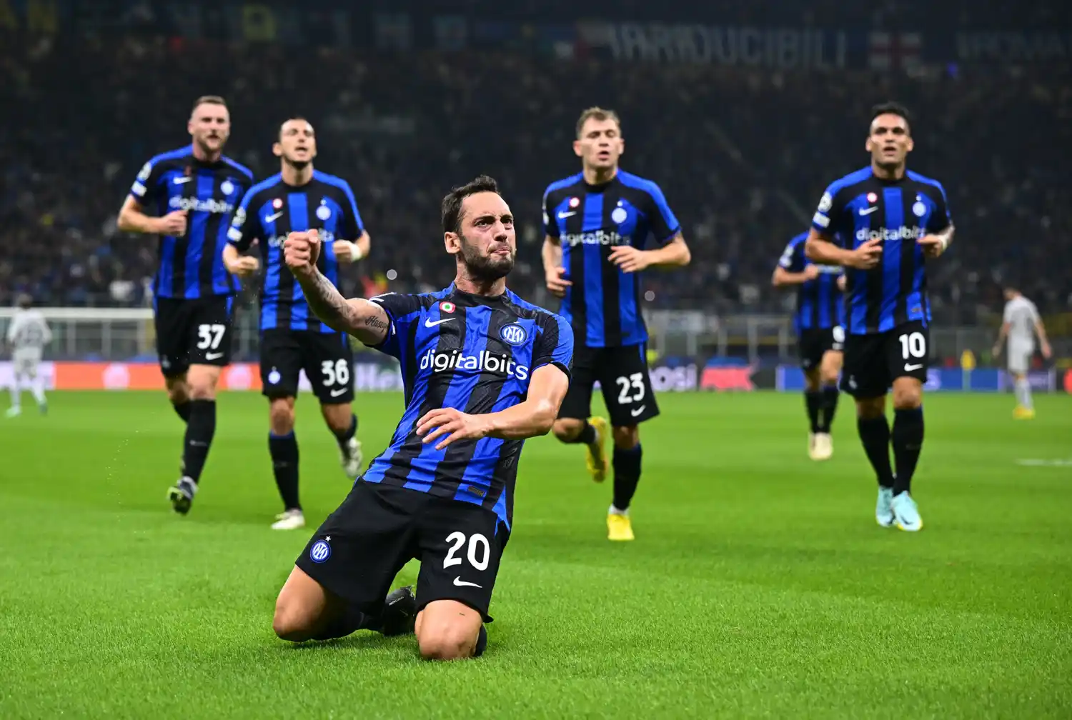 Hakan Calhanoglu festeja el gol del triunfo.