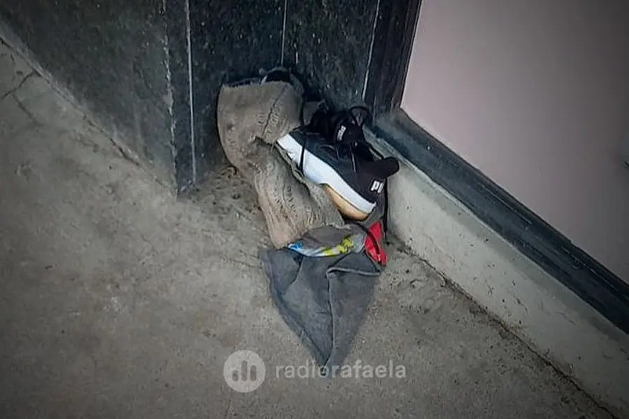 Un "lavacoches" forzó la baulera de una moto y se llevó un par de zapatillas en pleno centro de Rafaela
