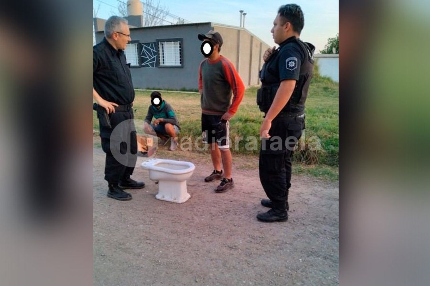 “Lo encontramos en la basura”: con un inodoro en las manos fueron atrapados en el norte de la ciudad