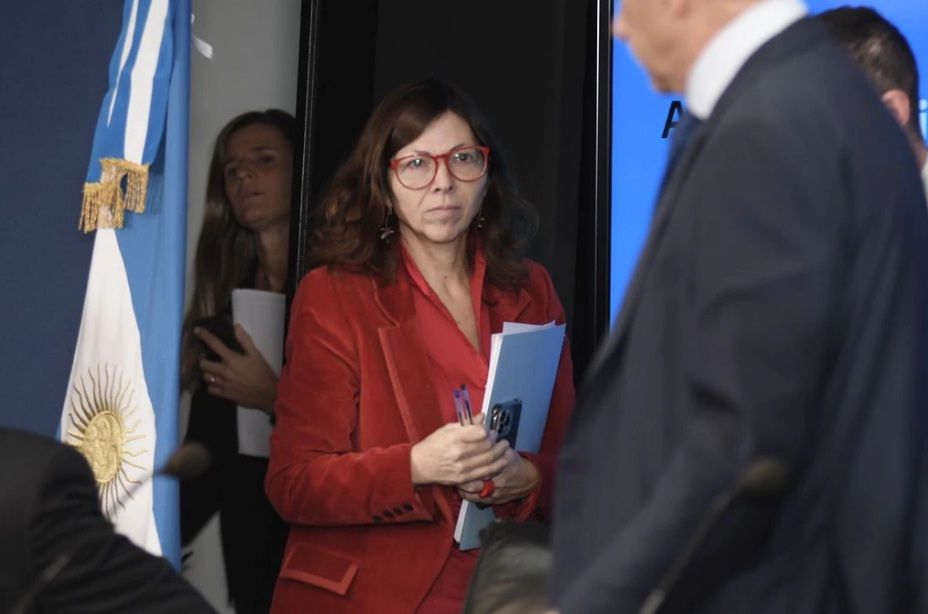 La Ministra Batakis busca el milagro de evitar que todo se vaya al carajo
