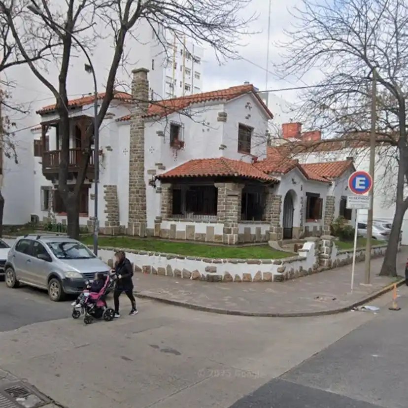 El hecho ocurrió este domingo cerca de las 4:30 en la intersección de Gascón y Buenos Aires, donde la víctima fue encontrada con múltiples heridas de arma blanca.