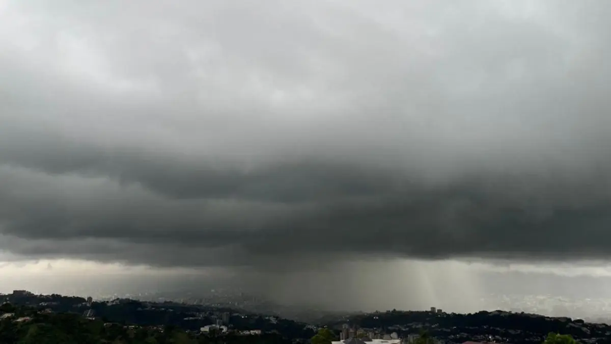 ¡SE CAE EL CIELO! Palo de agua con descargas eléctricas y ráfagas de vientos en Caracas