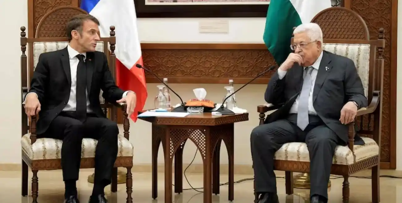 El presidente francés Emmanuel Macron en una reunión con el presidente palestino Mahmoud Abbas el 24 de octubre de 2023 en la ciudad de Ramallah, en Cisjordania.