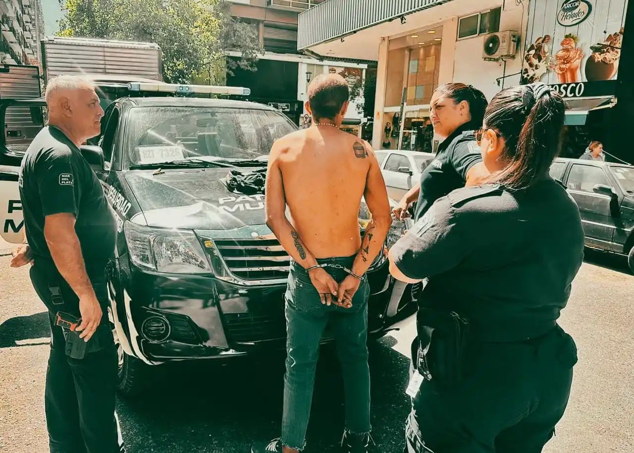 El sujeto se negó a cumplir las indicaciones del personal y profirió insultos contra los agentes intervinientes.