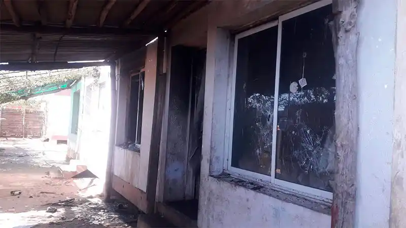 Vecinos incendiaron una casa donde habrían abusado a una niña de 13 años