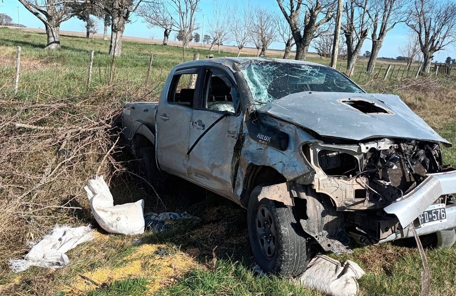 El acoplado de un camión embistió y causó destrozos en una camioneta