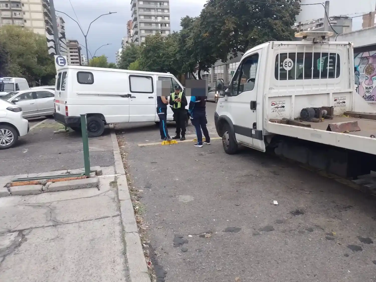 Amenazó con una jeringa a una inspectora de tránsito cuando solicitó la grúa para retirar un auto