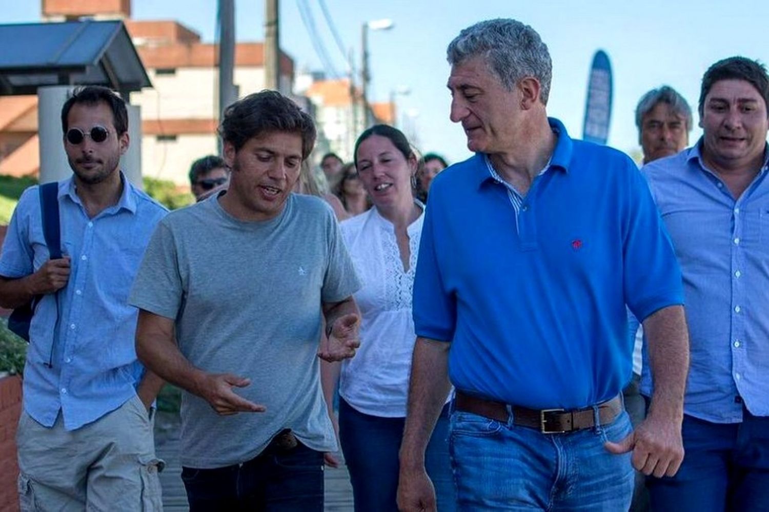 Mientras se debate la ley ómnibus en el Congreso, Kicillof desembarca en la costa