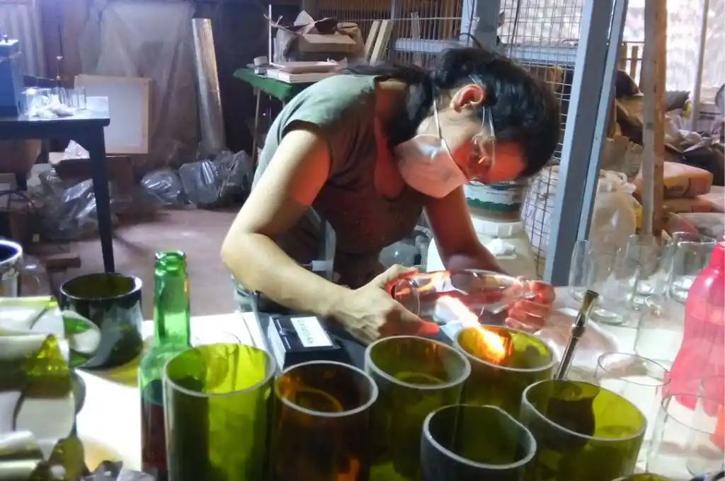 En un hotel de Iguazú transforman botellas en vajilla para limpiar las huellas de los turistas