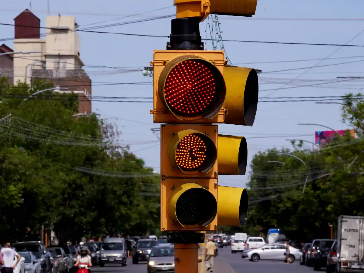 Semáforos: ingenieros proponen que el amarillo dure más  