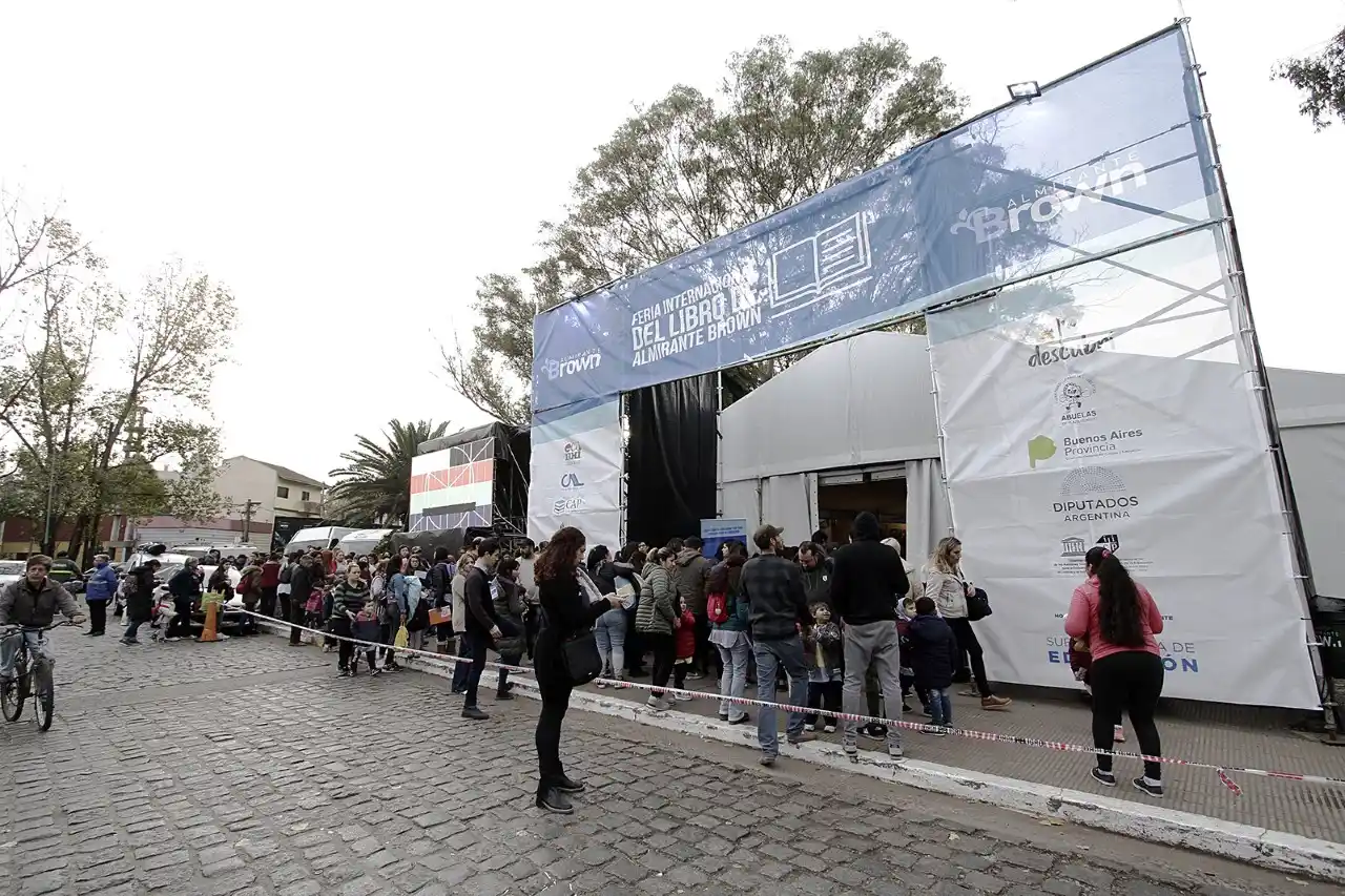 Pigna, Duggan, Dolina y Mauro Szeta en la cuarta Feria del Libro de Almirante Brown
