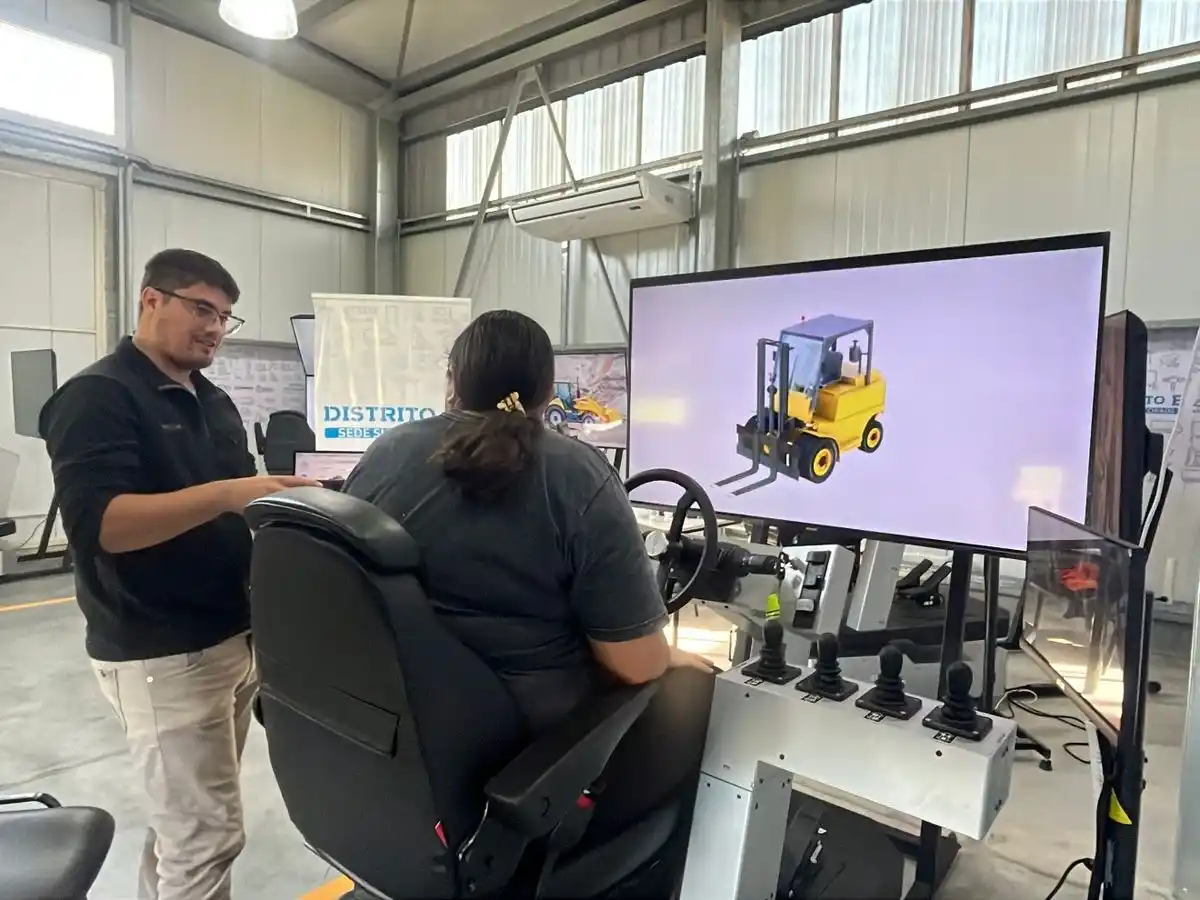 El simulador ofrece una experiencia inmersiva que facilita la comprensión y aplicación de las normativas de seguridad. Foto: Gentileza