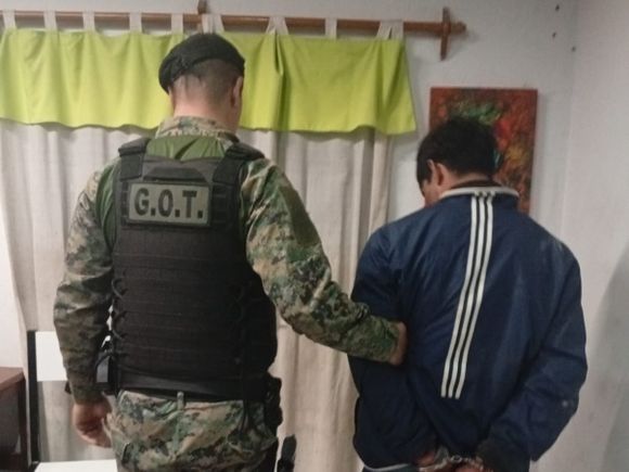 Tensa detención: intentaron ingresar a una casa, uno fue aprehendido pero escapó tras morder a un policía