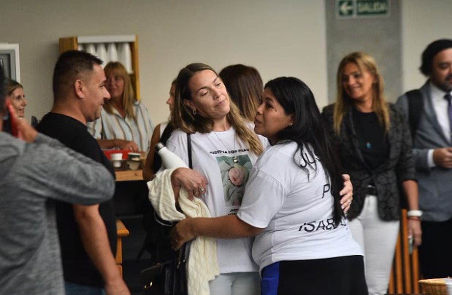 Gabriela González, la mamá de I., se abraza con Vanessa Cáceres, mamá de Francisco, antes de declarar en el juicio del Neonatal.