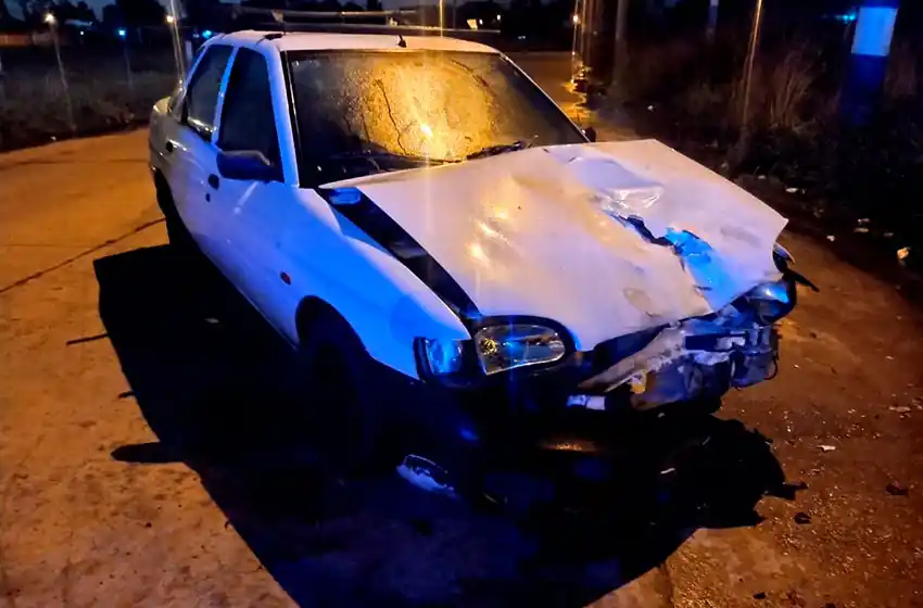 Iba de acompañante, el conductor lo abandonó en el choque y murió
