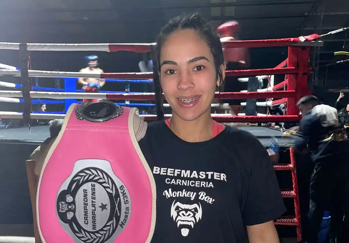 Zoe Fernández con su cinturón de campeona.