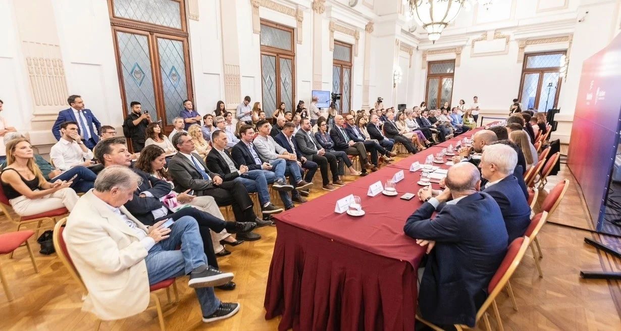 Pullaro, Scaglia y el gabinete con legisladores en el salón Blanco de la Casa de Gobierno. Foto: Gobierno de Santa Fe