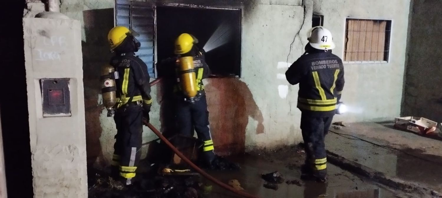 El momento en que los bomberos combaten el incendio.