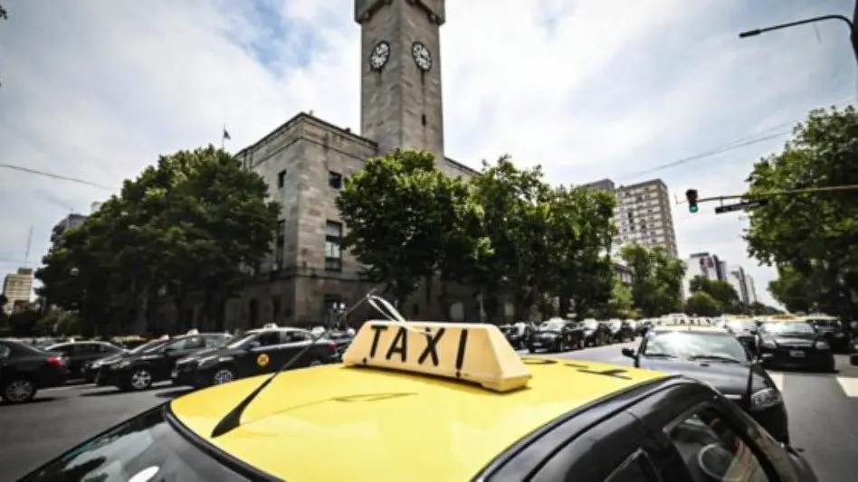 Paro de taxis: "El paro continuará, vamos a quedarnos hasta que sesione la Comisión de Legislación y ver que se decide"