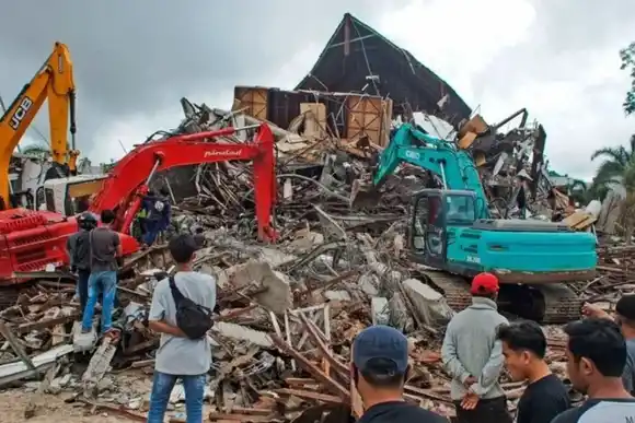 Sismo en Indonesia: la cifra de muertos llegó a 310