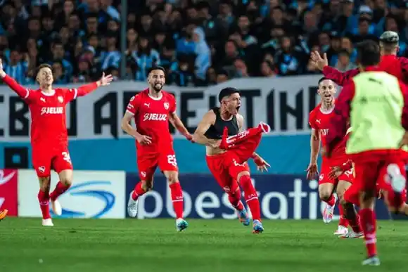 El Independiente de Tevez ganó el clásico de Avellaneda 2-0 y es líder de la Zona A