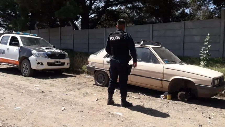 La Policía encontró dos autos abandonados