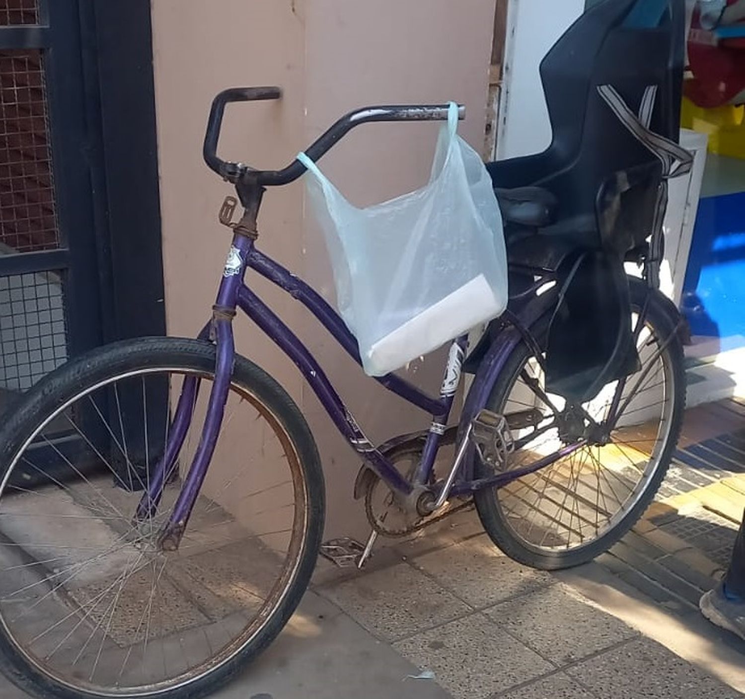 La bicicleta de donde cayó el pequeño de tan sólo 2 años.