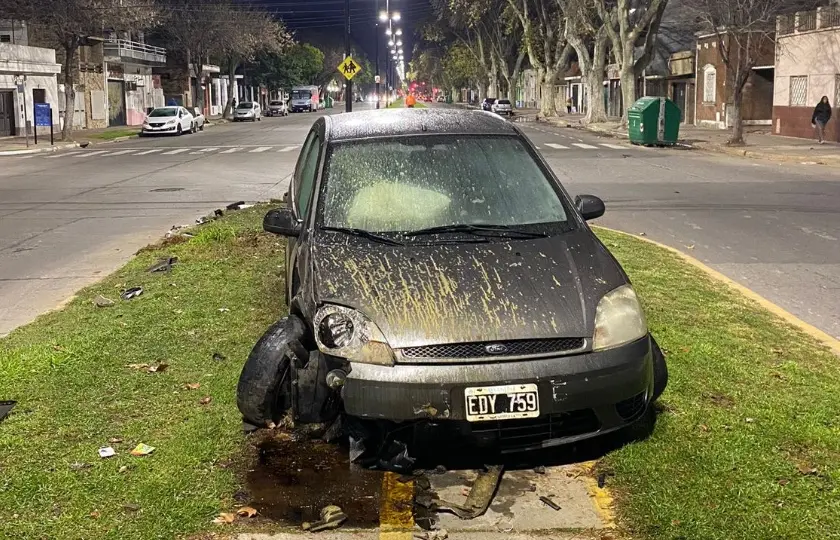 Choque en zona sur: un automóvil amaneció abandonado en un cantero central