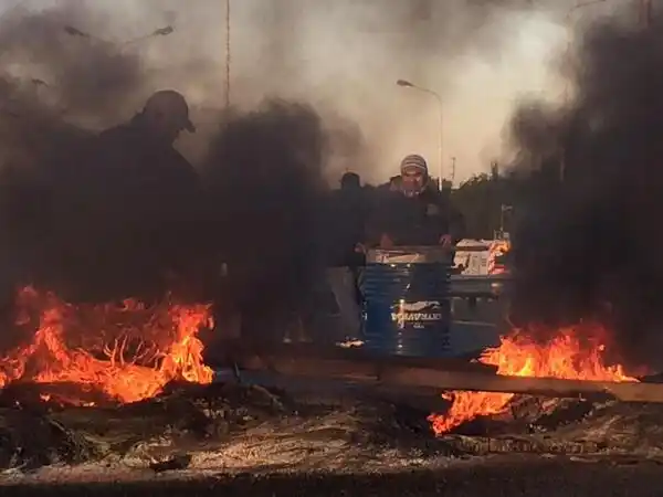 Choferes de la Línea 237 levantaron el corte en el Camino del Buen Ayre