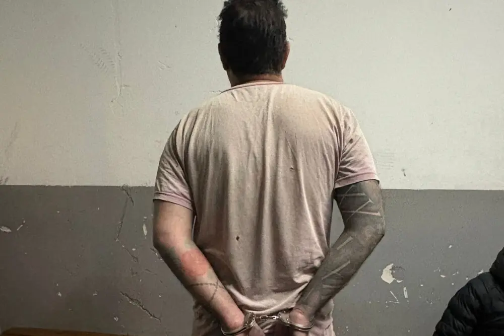 Detenido por un crimen.