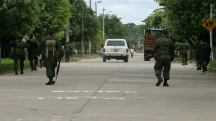 NUEVO ATENTADO EN COLOMBIA: lanzan un artefacto explosivo contra una patrulla en Arauca que deja siete heridos