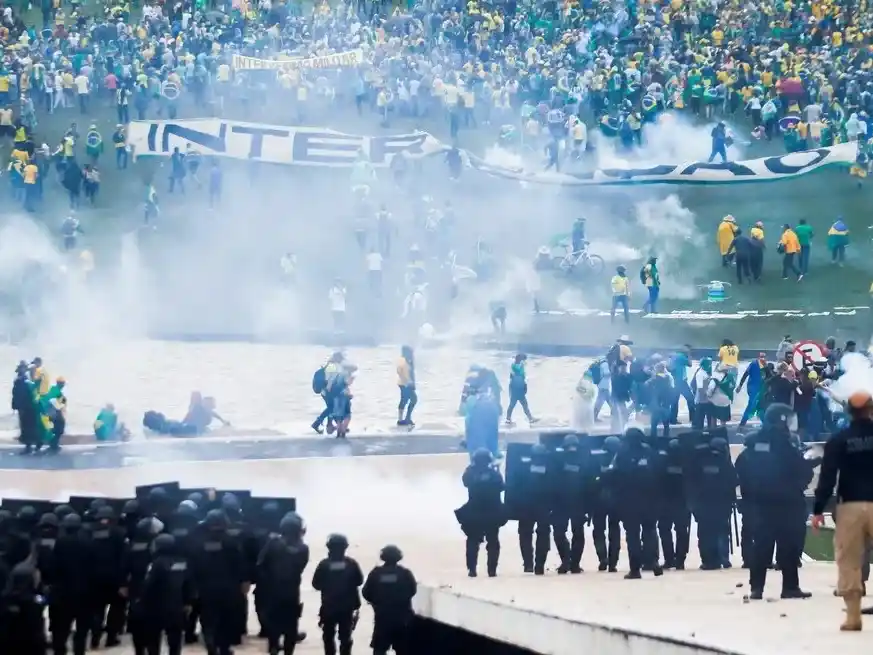 Disturbios frente al Congreso Nacional de Brasil el 8 de enero de 2023. Crédito: Reuters/Adriano Machado