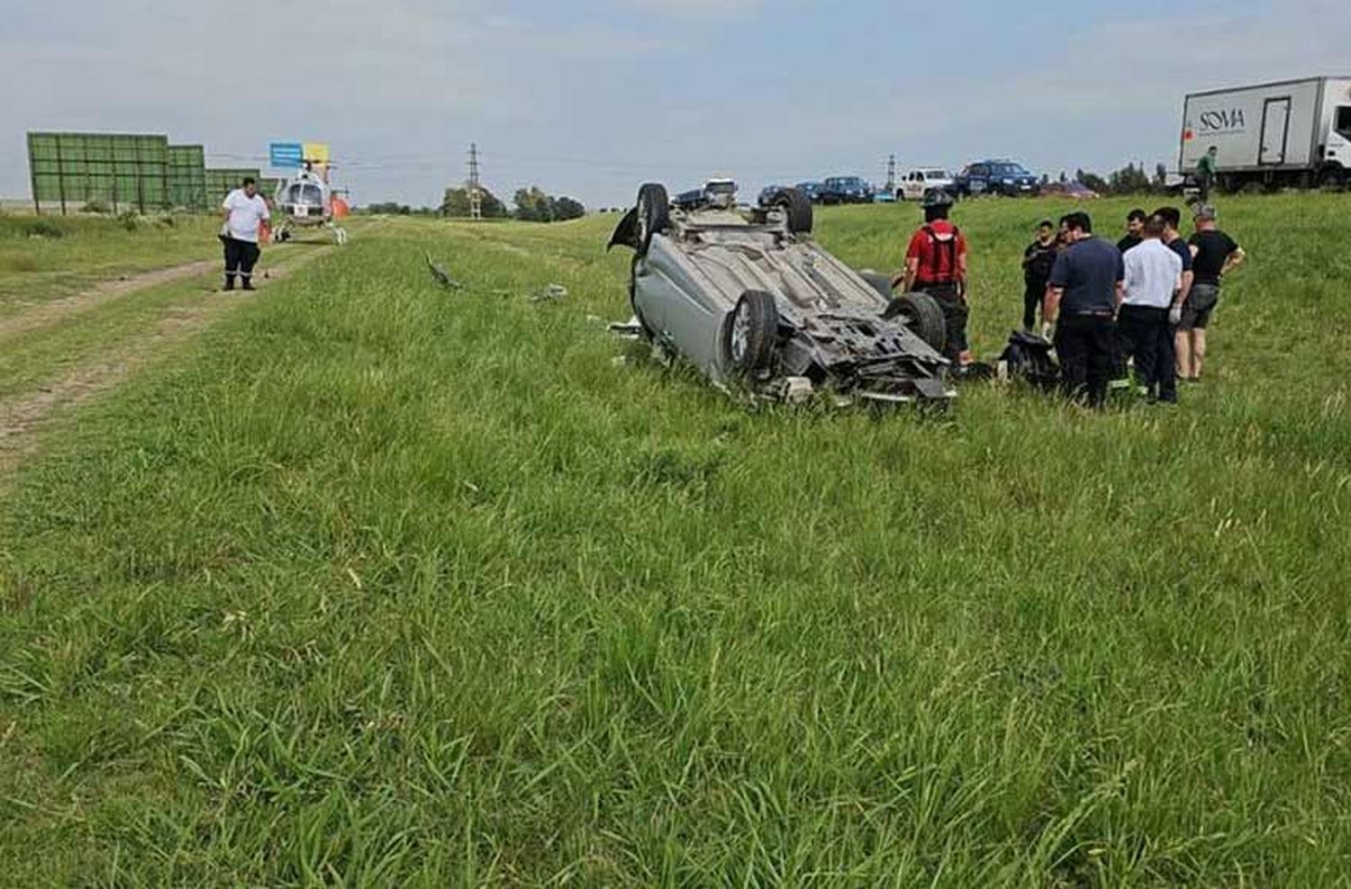 Vuelco en la autopista Rosario-Córdoba: un herido grave fue trasladado en helicóptero sanitario